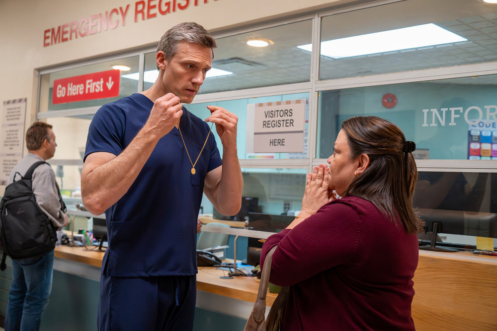 Brilliant Minds - Ana Torres is giving a religious pendant to Josh