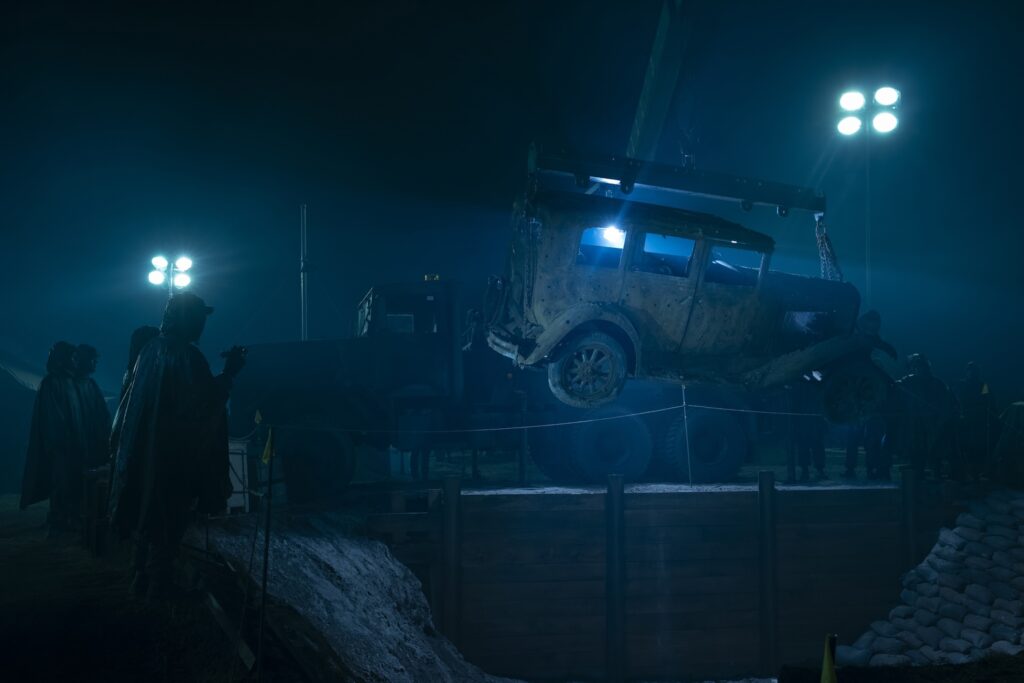 It: Welcome to Derry - The army recovering an old car covered in mud from a pit
